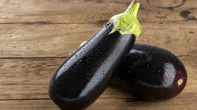 بادمجان سیاه تازه مزرعه ای براق گوشتی و مناسب خوراک روزانه سالم